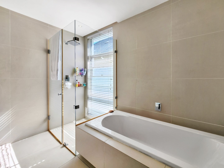 5 Bedroom Property for Sale in Fresnaye Western Cape